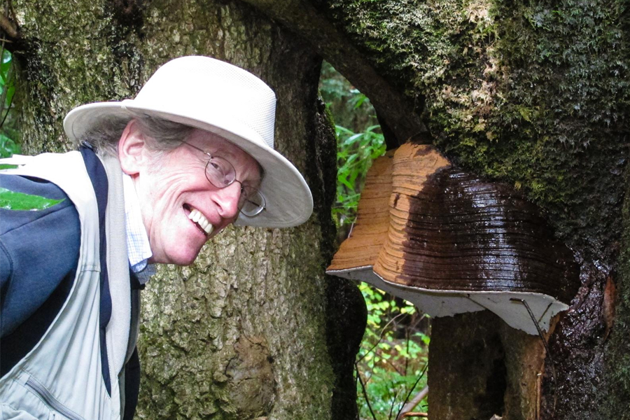 Gary Lincoff with a Ganoderma applanatum mushroom